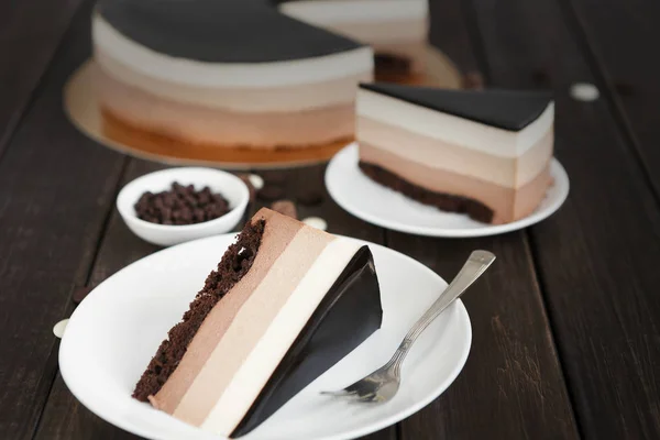 Pastel de mousse de triple capa de chocolate con glaseado —  Fotos de Stock