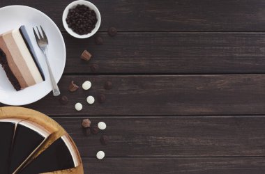 Üçlü çikolata katman mousse kek sır ile