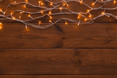 Noel ışıkları ahşap arka plan üzerinde kenarlık