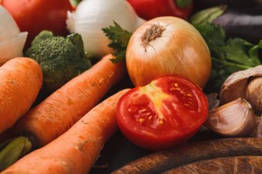 Tahta arka planda taze sebzeler