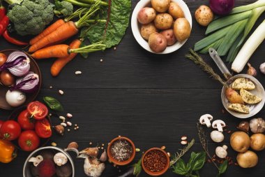 Çerçeve kopya alanı ahşap zemin üzerine taze sebze