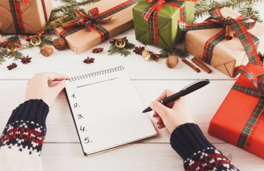 Beyaz ahşap masa arka plan üzerinde Noel dilek listesi