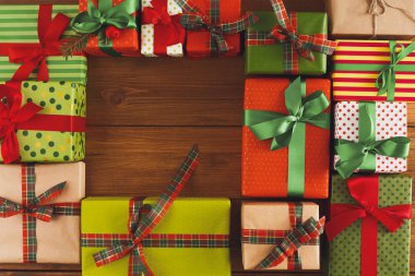 Bir sürü hediye kutuları odun, kağıt Noel hediyeleri