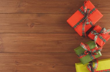 Noel hediye kutuları, ahşap masa arka plan üzerinde Üstten Görünüm.