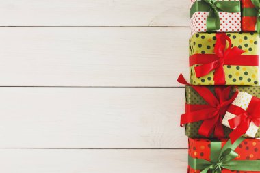 Noel hediye kutuları, ahşap masa arka plan üzerinde Üstten Görünüm.