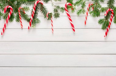 Şeker ve köknar ağacı ahşap sınırında Noel arka plan