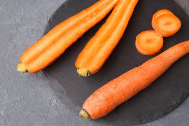 Backgroung yemek rustik kayrak taş plaka ile havuç, kopya alanı,.