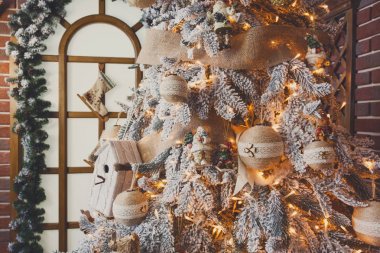 Güzel Noel ağacı ışıkları parlayan süslenmiş