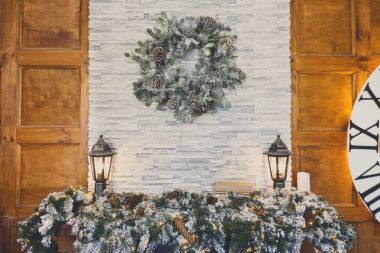 Bir şekilde dekore edilmiş şömineli rahat Noel iç