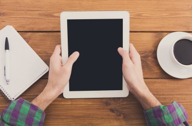 Kahve Dükkanı, tablet kullanarak işadamı yakın çekim