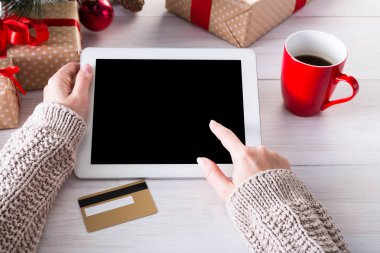 Kadın alışveriş online kredi kartıyla, üstten görünüm