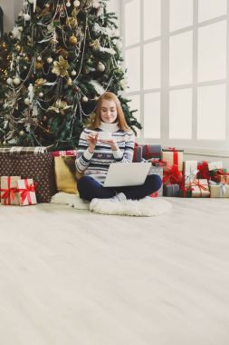 Online Noel için hazırlanıyor alışveriş kadın