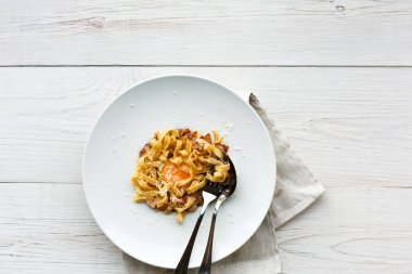 Geleneksel İtalyan makarna carbonara pastırma ve yumurta ile