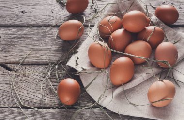 Rustik ahşap, organik tarım kavramı üzerinde taze tavuk kahverengi yumurta