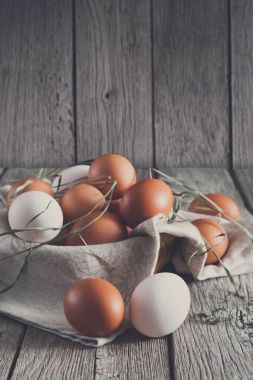 Rustik ahşap, organik tarım kavramı üzerinde taze tavuk kahverengi yumurta