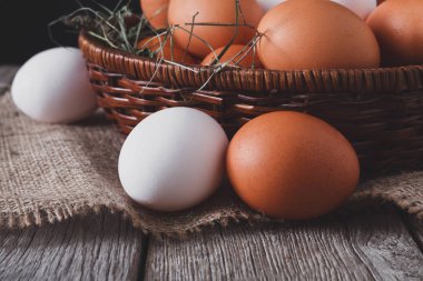 Çuval closeup, organik tarım taze tavuk beyaz ve kahverengi yumurta