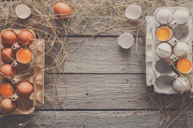 Karton rustik ahşap zemin üzerine taze kahverengi yumurta