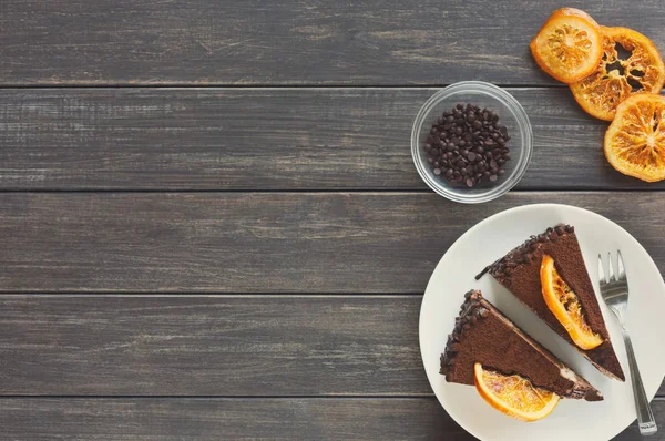 Torta al cioccolato con panna e profiterole — Foto Stock