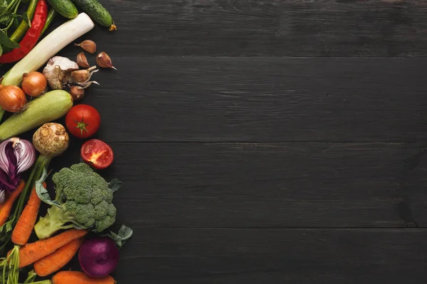 Sınır kopya alanı ahşap zemin üzerine taze sebze
