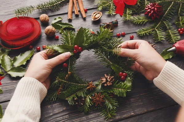 Prepárate para la Navidad, guirnalda creativa artesanal. Hacer símbolos de corona de Navidad —  Fotos de Stock