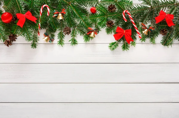 Decoração de Natal, ornamentos e grinalda quadro fundo — Fotografia de Stock