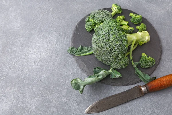 Placă de piatră cu ardezie rustică cu broccoli, spațiu de copiere, backgroung de gătit . — Fotografie, imagine de stoc