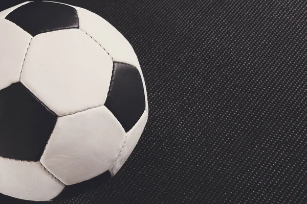 Футбольный мяч на черном фоне — стоковое фото