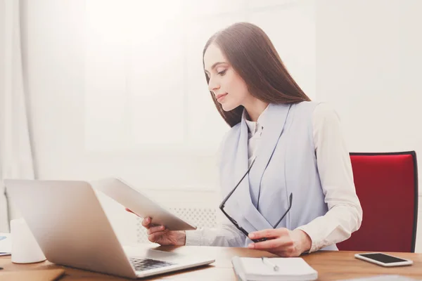 Mujer de negocios leyendo documento en la oficina — Foto de Stock