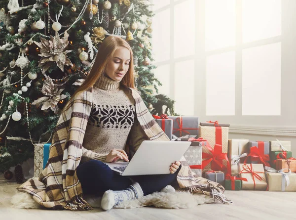 若い女性が居心地の良いクリスマスのインテリアでオンライン ショッピング — ストック写真