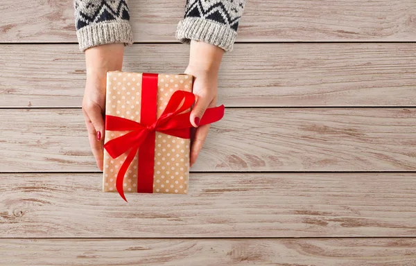 Женские руки подарить рождественский подарок в подарок коробке — стоковое фото