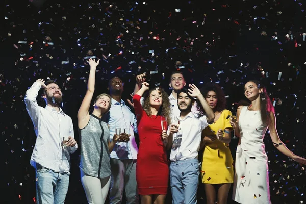 Heureux jeunes amis faisant la fête à la boîte de nuit — Photo