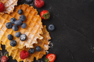 Yuvarlak Belçika waffle çilek ile