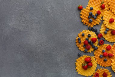 Yuvarlak Belçika waffle çilek ile