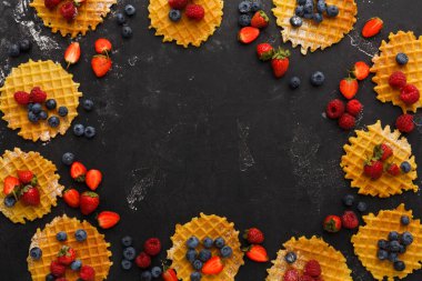 Yuvarlak Belçika waffle çilek ile