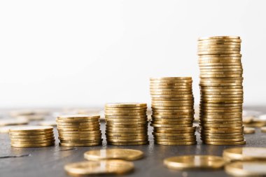 Altın sikkeleri üzerinde tablo sütunlarından artan