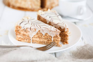 Beyaz tabak yakın çekim Esterhazy pasta dilimlenmiş
