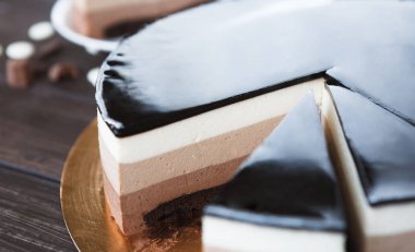 Üçlü çikolata katman mousse kek sır ile