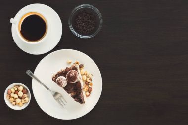 Fındık ve buttercream ile beze pasta