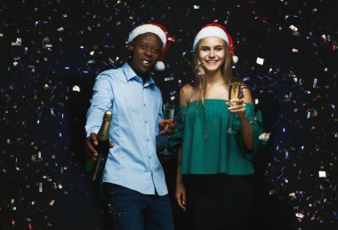 Neşeli çift siyah arka plan, şampanya ile yılbaşında tebrik