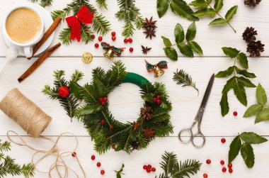Yaratıcı DIY hobi. El yapımı craft Noel dekorasyon, çelenk yapım