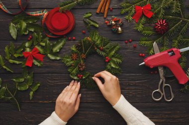 Xmas için yaratıcı zanaat çelengi hazırlamak. Noel simge yapma