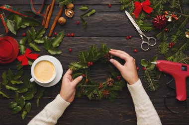 Xmas için yaratıcı zanaat çelengi hazırlamak. Noel simge yapma