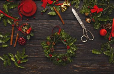 Yaratıcı DIY hobi. El yapımı craft Noel dekorasyon, çelenk yapım