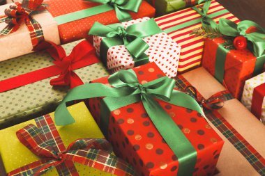 Bir sürü hediye kutuları odun, kağıt Noel hediyeleri