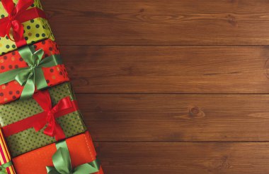 Ahşap arka plan üzerinde renkli Noel mevcut kutuları