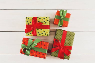 Noel hediye kutuları, ahşap masa arka plan üzerinde Üstten Görünüm.