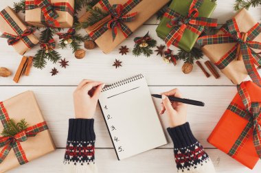 Beyaz ahşap masa arka plan üzerinde Noel dilek listesi