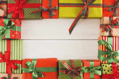 Bir sürü hediye kutuları beyaz tahta üzerinde gazetede Noel hediyeleri