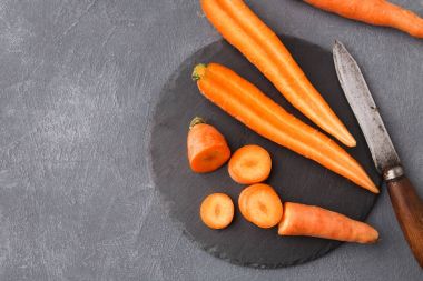 Backgroung yemek rustik kayrak taş plaka ile havuç, kopya alanı,.