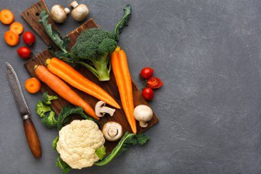 Ahşap masa ile taze sebze sınır, kopya alanı, yemek backgroung, üstten görünüm.